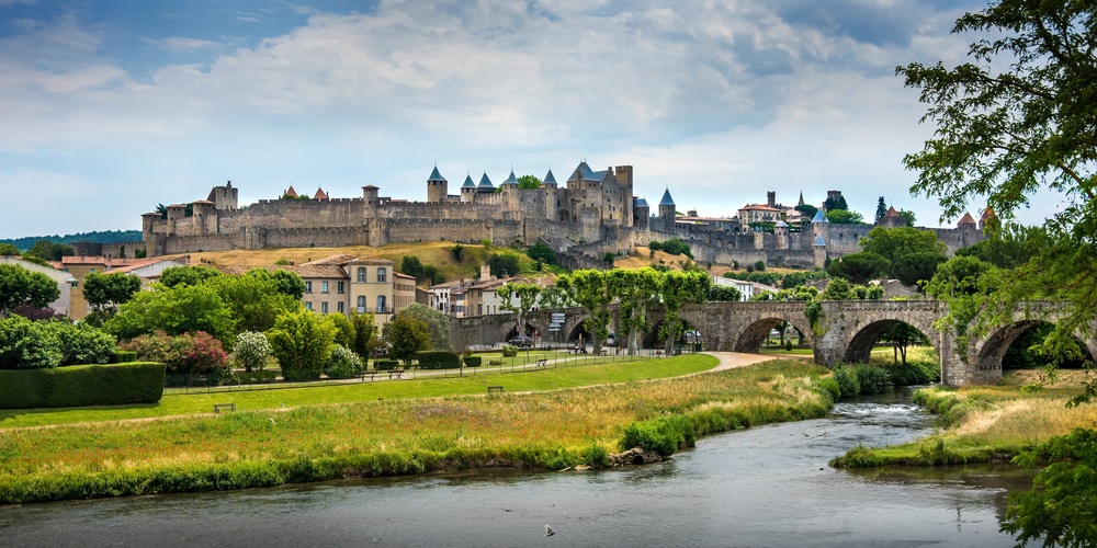 Carcassonne i baggrunden og Pont Vieux set fra floden Aude