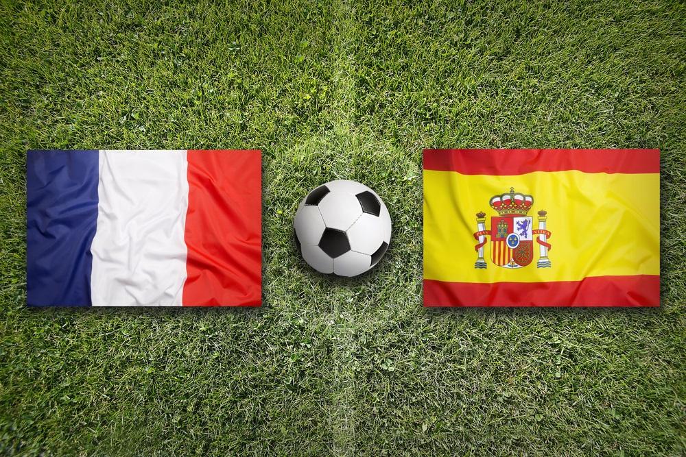 Frankrig mod Spanien flag på fodboldbane (shutterstock)
