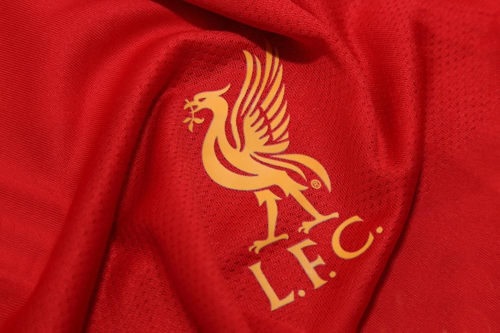 Liverpool FC logo på trøjen