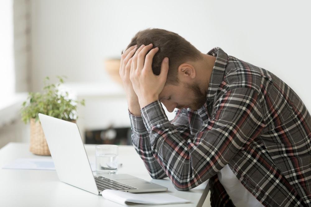 Modelfoto: Skuffet mand foran computeren (foto: shutterstock.com)