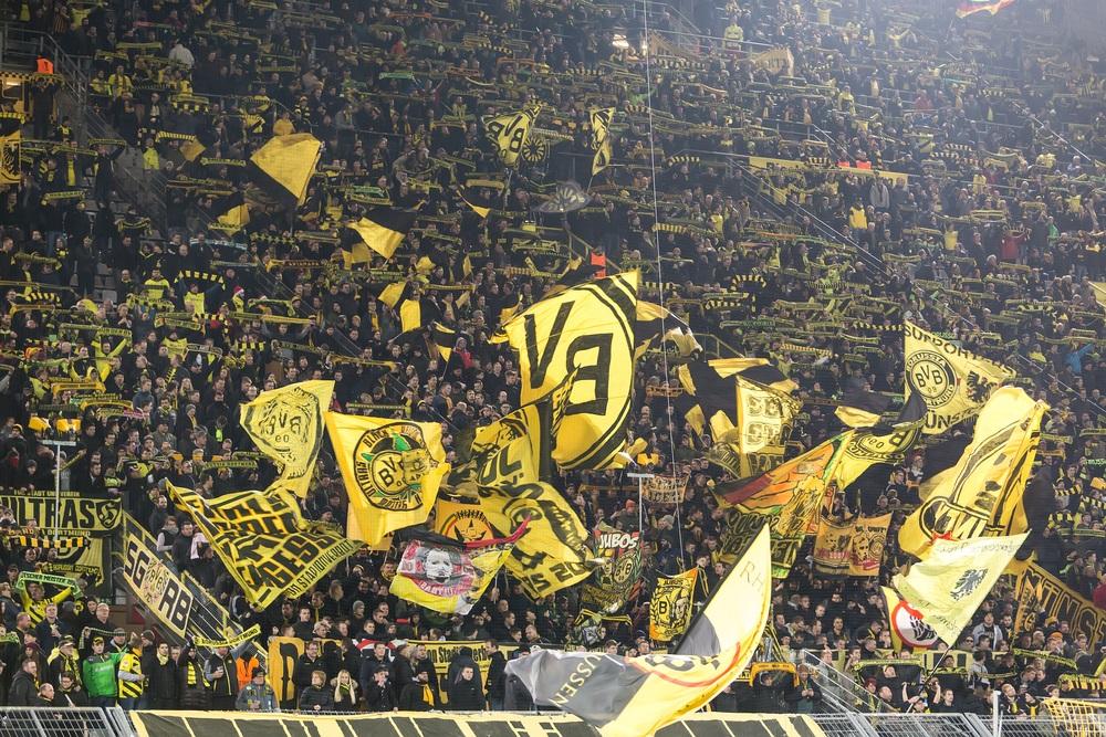 Dortmund fans på Der Gelbe Wand (foto: shutterstock.com)