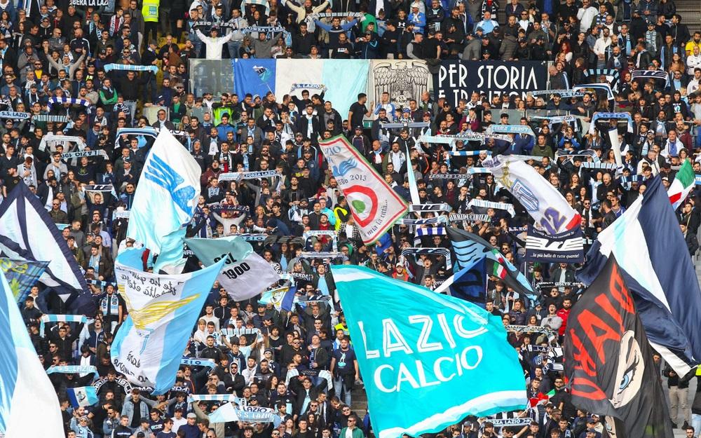 Lazio fans på Olimpico i Rom (foto: shutterstock.com)