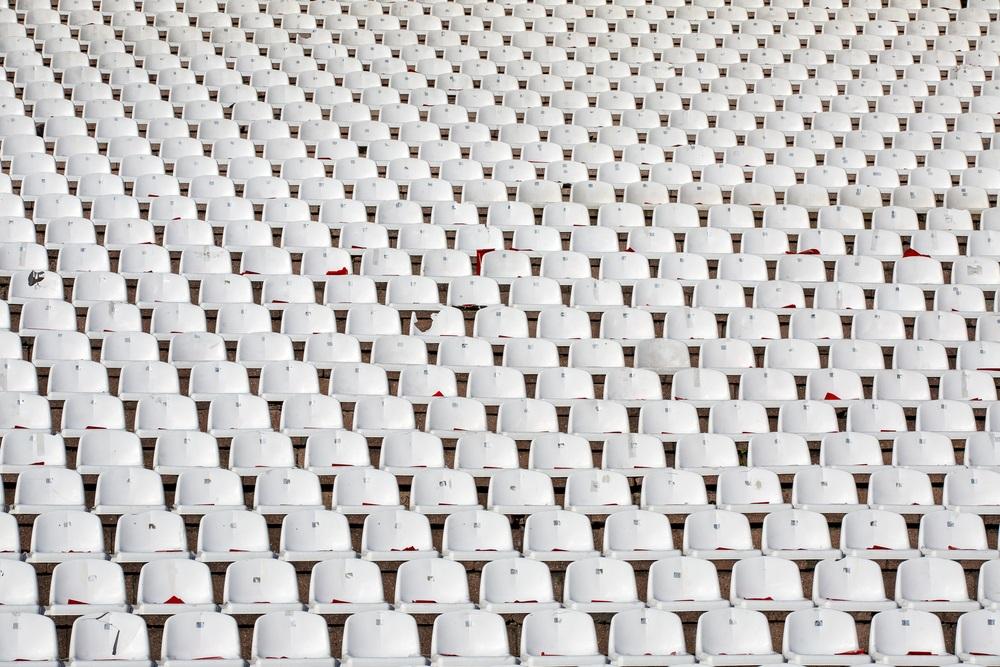 Tomme sæder på tribunen