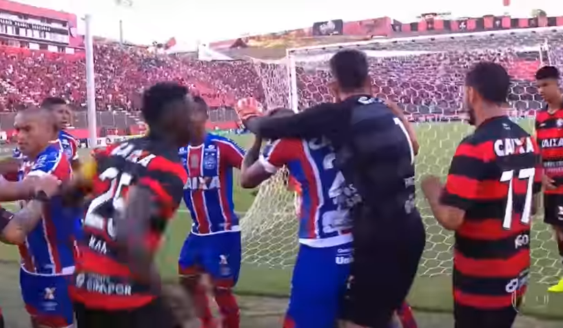 Vanvittige scener i Brasilien: Ni spillere ser rødt i "fredeligt" derby