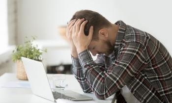 Modelfoto: Skuffet mand foran computeren (foto: shutterstock.com)