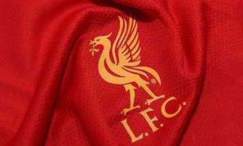 Liverpool FC logo på trøjen